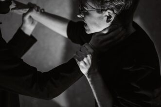 Житель Тверской области серьезно избил знакомого из-за шуточного приветствия