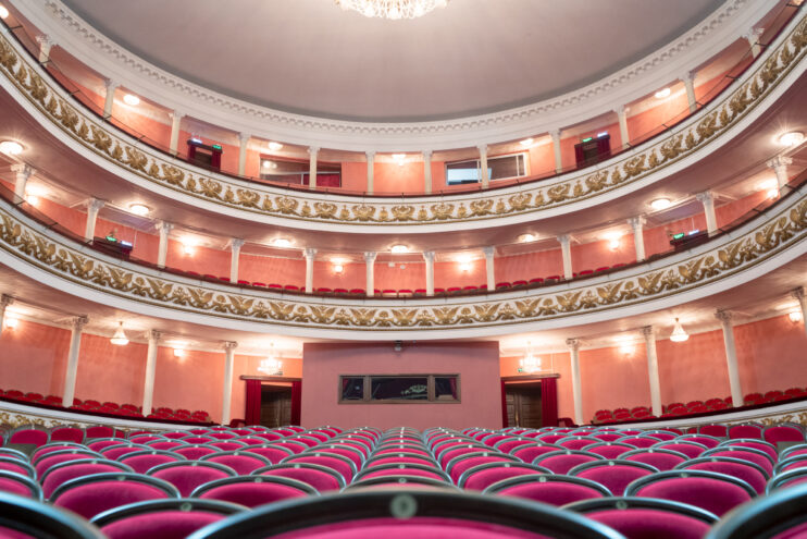 Тверской театр драмы приглашает на "Женитьбу Белугина" Тверской театр драмы в последний раз представит на сцене комедию "Двенадцать стульев"