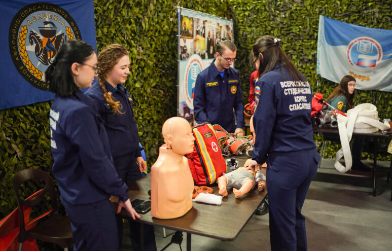 Игорь Руденя пообщался со школьниками на фестивале профессий «Билет в будущее»