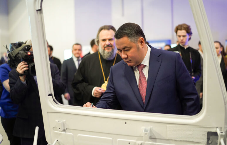 Игорь Руденя пообщался со школьниками на фестивале профессий «Билет в будущее»