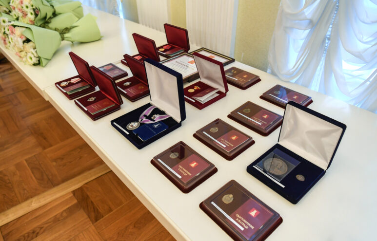 В День Конституции РФ Игорь Руденя вручил государственные и региональные награды жителям Тверской области В День Конституции РФ Игорь Руденя вручил государственные и региональные награды жителям Тверской области