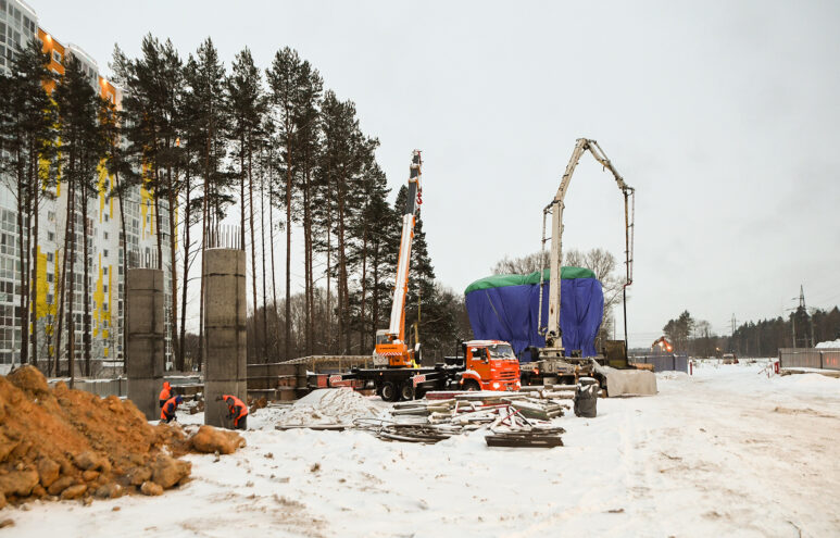 На площадке строительства путепровода через Октябрьскую железную дорогу в Твери ведется заливка опор сооружения На площадке строительства путепровода через Октябрьскую железную дорогу в Твери ведется заливка опор сооружения