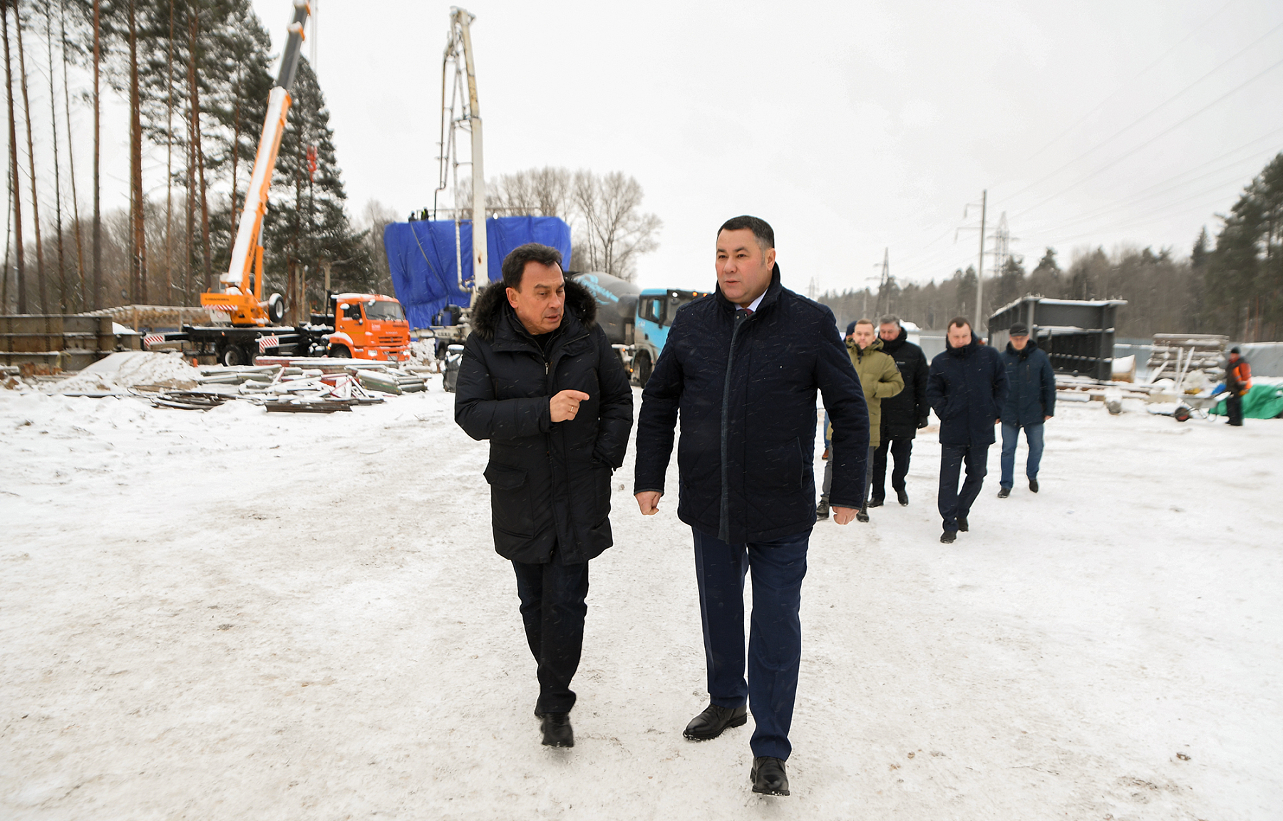 На площадке строительства путепровода через Октябрьскую железную дорогу в Твери ведется заливка опор сооружения