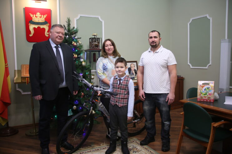 Елка желаний: Председатель Тверской городской Думы исполнил мечту 8-летнего мальчика