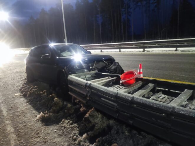 В Тверской области водитель BMW врезался в отбойник В Тверской области водитель BMW врезался отбойник