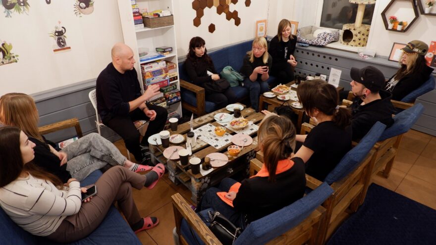 Участники тверского книжного клуба пообщались с известным автором Исламом Ханипаевым