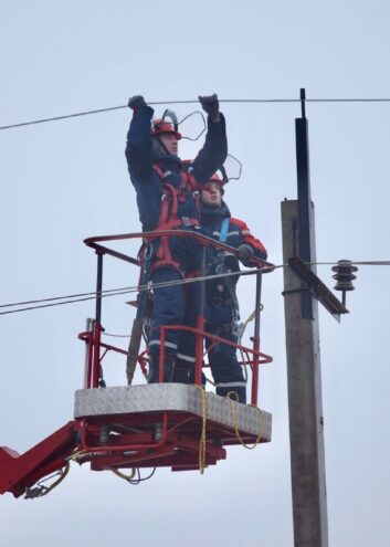 «Тверьэнерго» мобилизовало силы и средства для восстановления электроснабжения потребителей, нарушенного циклоном с мокрым снегом