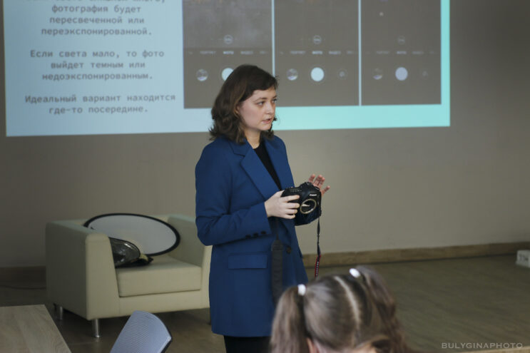 Фотограф РИА Верхневолжье рассказала юным блогерам правила хорошей фотосъемки Фотограф РИА Верхневолжье рассказала юным блогерам правила хорошей фотосъемки