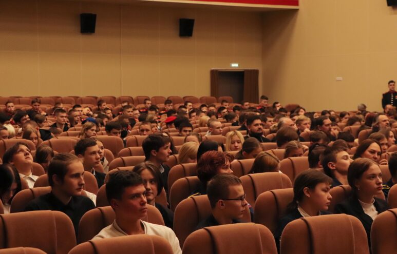 Тверским суворовцам и школьникам показали фильм о главных ценностях жизни