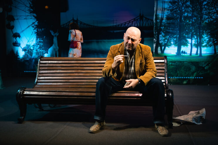 Встретились два одиночества: В Тверском театре драмы прошла премьера спектакля "Скамейка"