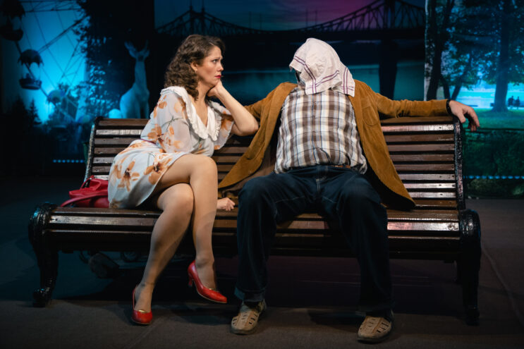 Встретились два одиночества: В Тверском театре драмы прошла премьера спектакля "Скамейка"