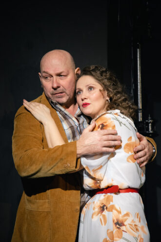 Встретились два одиночества: В Тверском театре драмы прошла премьера спектакля "Скамейка"