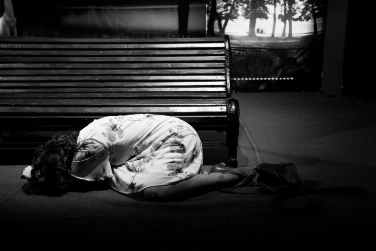 Встретились два одиночества: В Тверском театре драмы прошла премьера спектакля "Скамейка"