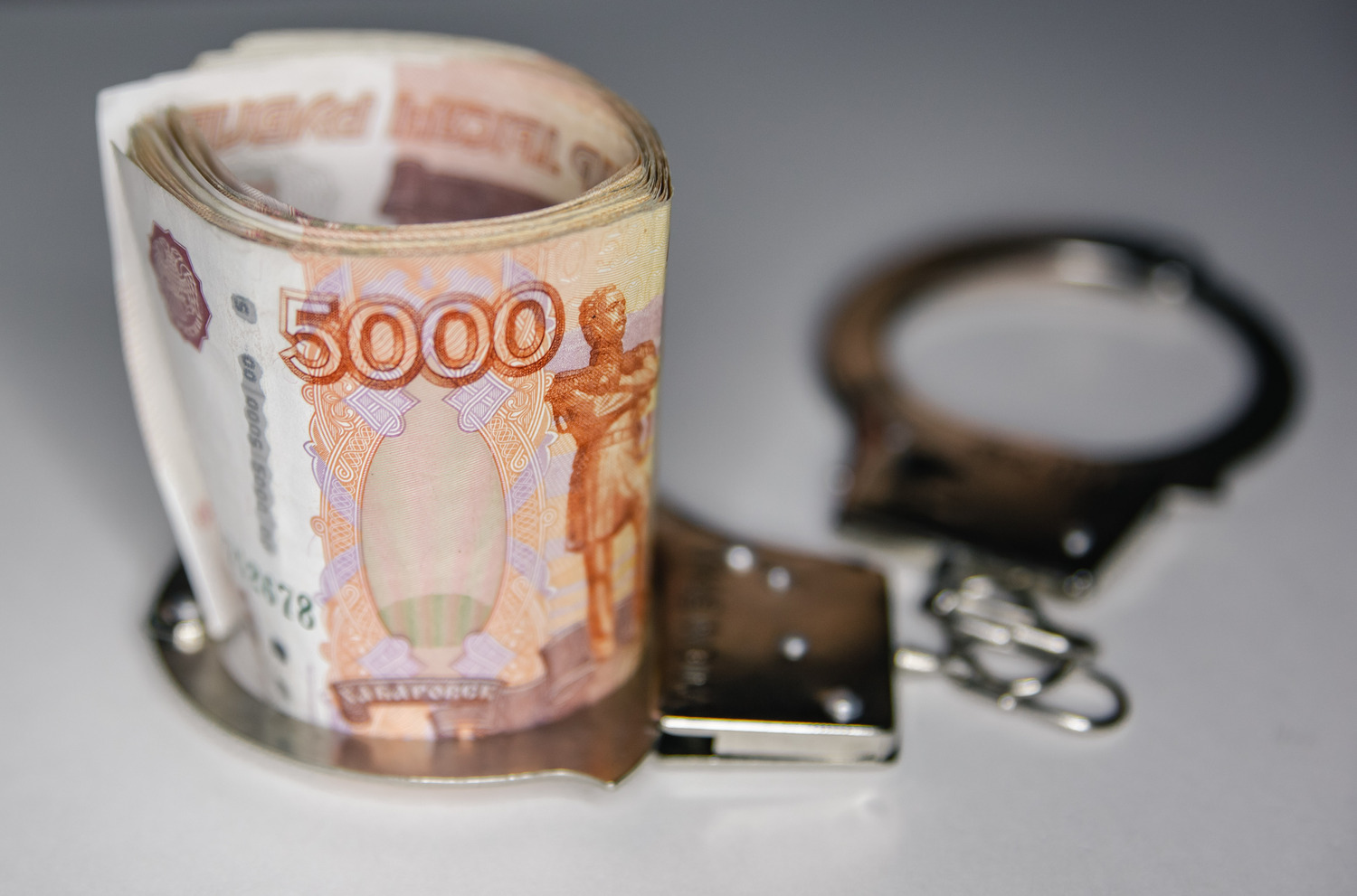 В Тверской области полицейские задержали курьера-мошенника в его первый «рабочий день»