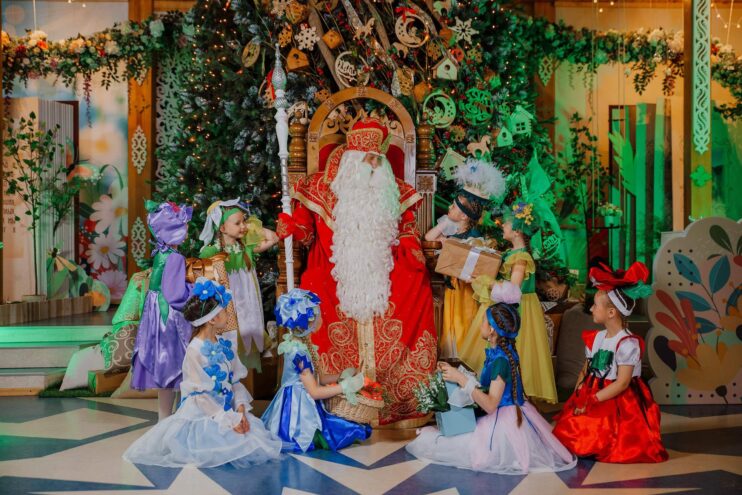 «Ростелеком Контакт-центр» (дочерняя компания «Ростелекома») во второй раз открыл горячую линию Деда Мороза и его цифровых помощников. Бесплатный круглосуточный номер будет работать до 29 декабря 2023 года. Проект реализован при поддержке «Почты России» и резиденции Деда Мороза в Великом Устюге. По телефону 8 800 101-10-42 дети смогут рассказать Снегурочке о подарках, которые бы хотели получить на Новый год, разгадать зимние загадки и оставить пожелания Деду Морозу. Горячая линия Деда Мороза, наряду с бумажными новогодними письмами, стремительно набирает популярность: в прошлом году его цифровые помощники обработали более 32 тысяч звонков. «Родные мои! Наступает самое волшебное время в году. Время загадывать самые сокровенные желания, делать добрые сюрпризы для близких, время для теплых встреч и удивительных событий. Пусть Новый год принесет вам удачу, крепкое здоровье, пусть в ваших сердцах всегда живет добрая сказка. С наступающим главным зимним праздником, чудесного новогоднего настроения!», — сказал Дед Мороз. «Наш опыт показал, что современным детям привычно и легко общаться с цифровыми ассистентами. Для организации горячей линии мы использовали голосовых роботов и методы речевой аналитики. ИТ-решения помогли создать понятные алгоритмы, чтобы формировать статистику в режиме онлайн. В этом году в линии появился новый блок с зимними загадками и пожеланиями от Деда Мороза. Пусть детские голоса и мечты сделают наш проект по-настоящему волшебным», — подчеркнул генеральный директор «Ростелеком Контакт-центра» Сергей Шишмарев.