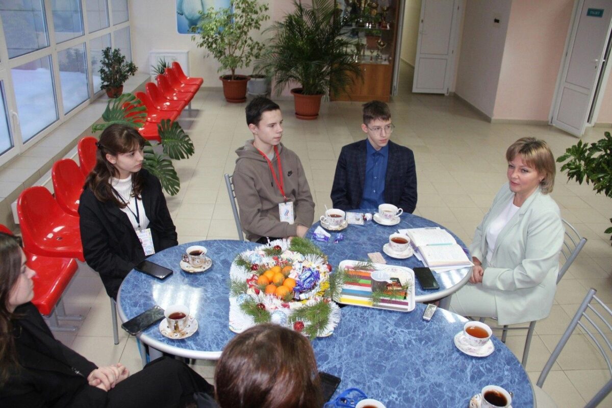 Школьники в Тверской области настояли на бизнес-полднике с чиновником