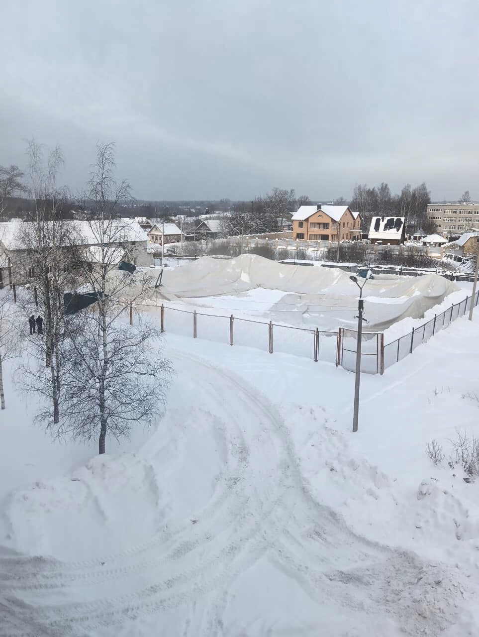 В городе Нелидово под тяжестью снега обрушился купол ФОКа В городе Нелидово под тяжестью снега обрушился купол ФОКа