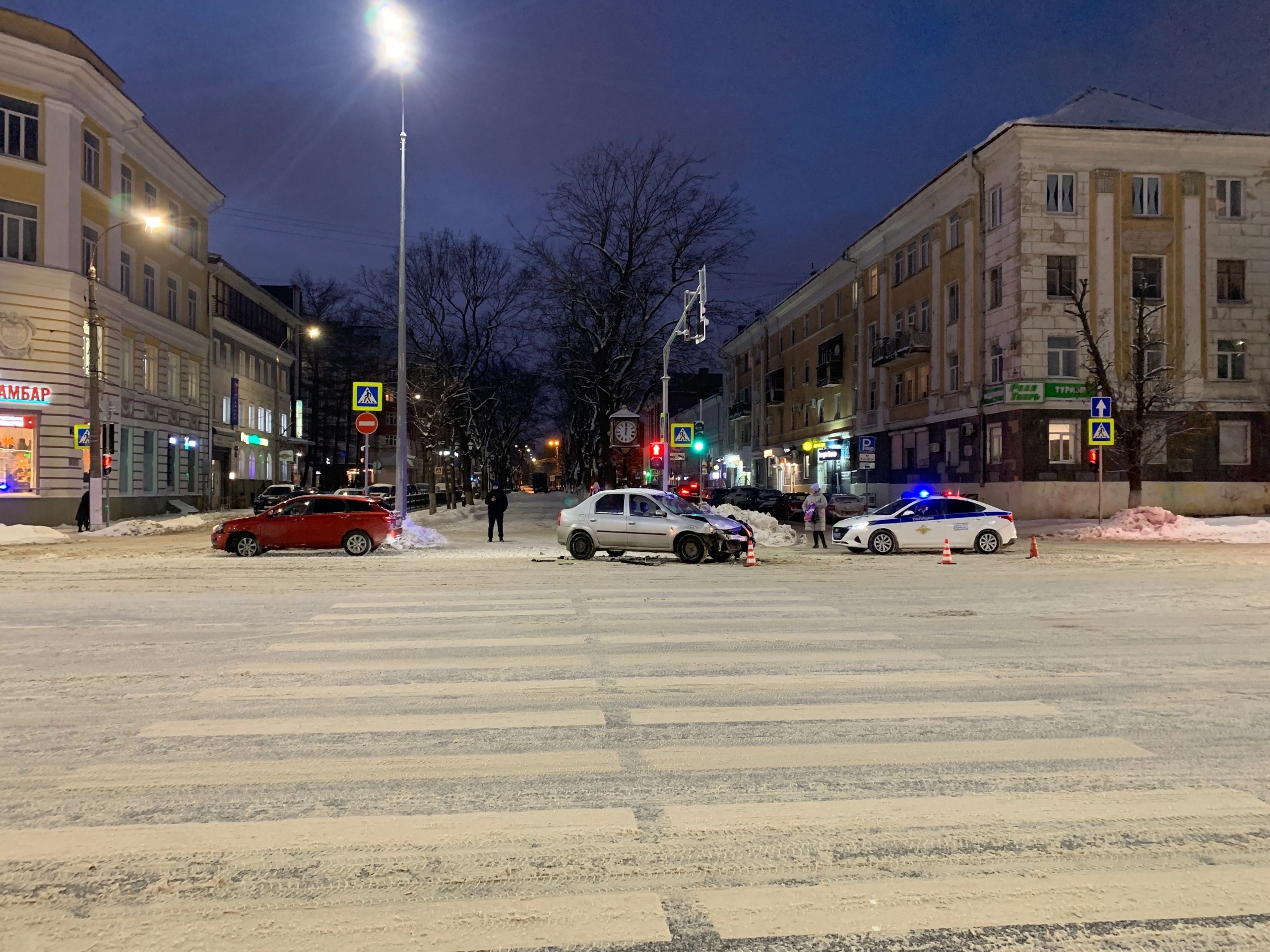 В центре Твери столкнулись две машины
