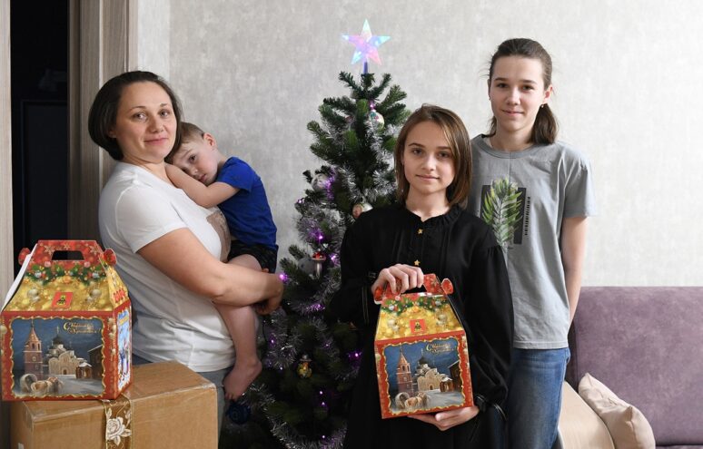 По поручению губернатора Игоря Рудени участникам акции «Ёлка желаний» передали подарки По поручению губернатора Игоря Рудени участникам акции «Ёлка желаний» передали подарки