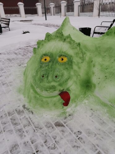 В Тверской области сотрудники музея слепили большого дракона