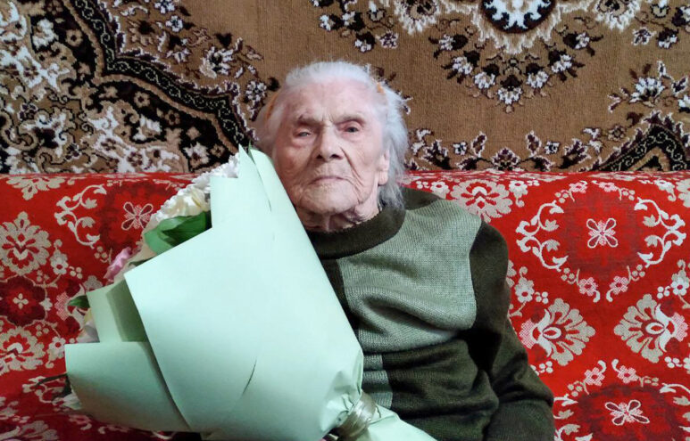 В Торжке труженице тыла Нине Васильевне Волковой исполнилось 100 лет В Торжке труженице тыла Нине Васильевне Волковой исполнилось 100 лет