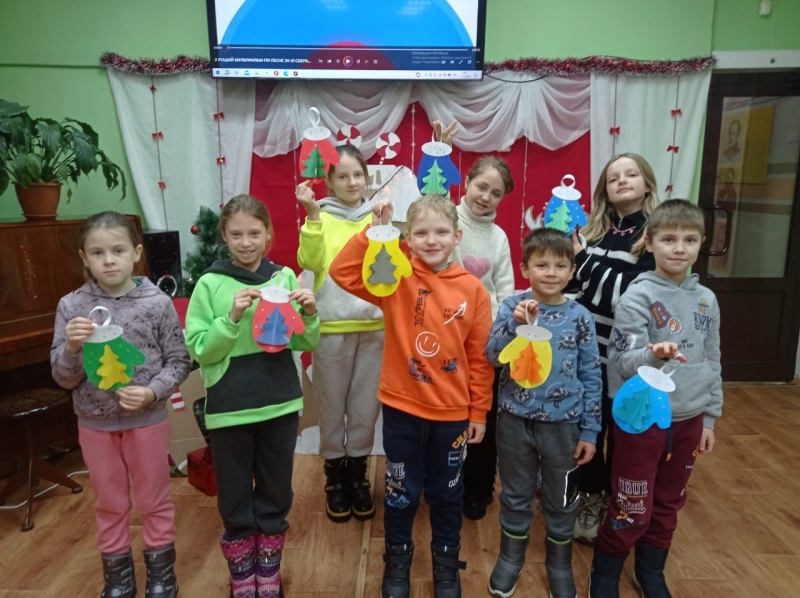 В нелидовской библиотеке прошел мастер-класс «Новогодняя варежка»