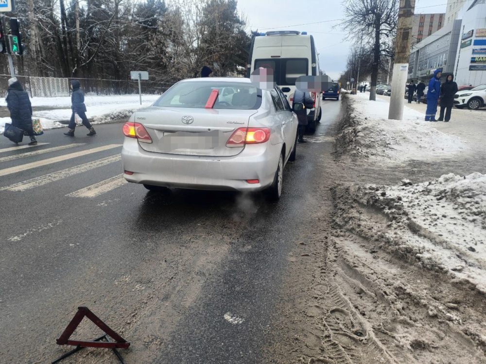 В Твери Toyota сбила маленького ребенка В Твери Toyota сбила маленького ребенка
