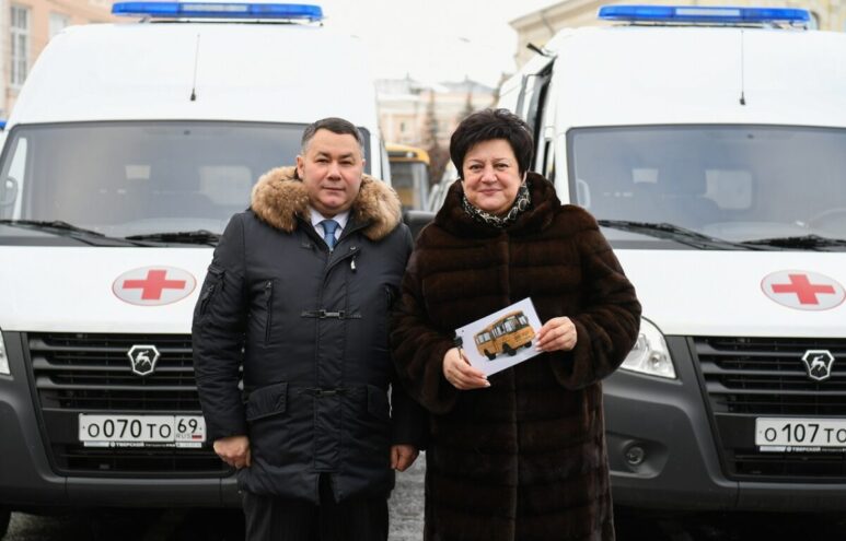 Губернатор вручил ключи от нового школьного автобуса главе Лихославльского округа
