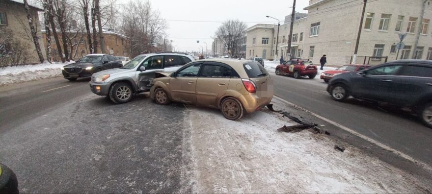 В Твери столкнулись Toyota и Kia В Твери столкнулись Toyota и Kia