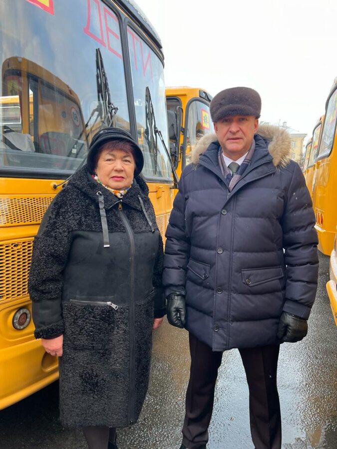 Губернатор вручил ключи от школьного автобуса главе Торопецкого округа Губернатор вручил ключи от школьного автобуса главе Торопецкого округа