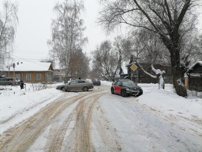 В Кимрах две иномарки не поделили перекресток В Кимрах две иномарки не поделили перекресток