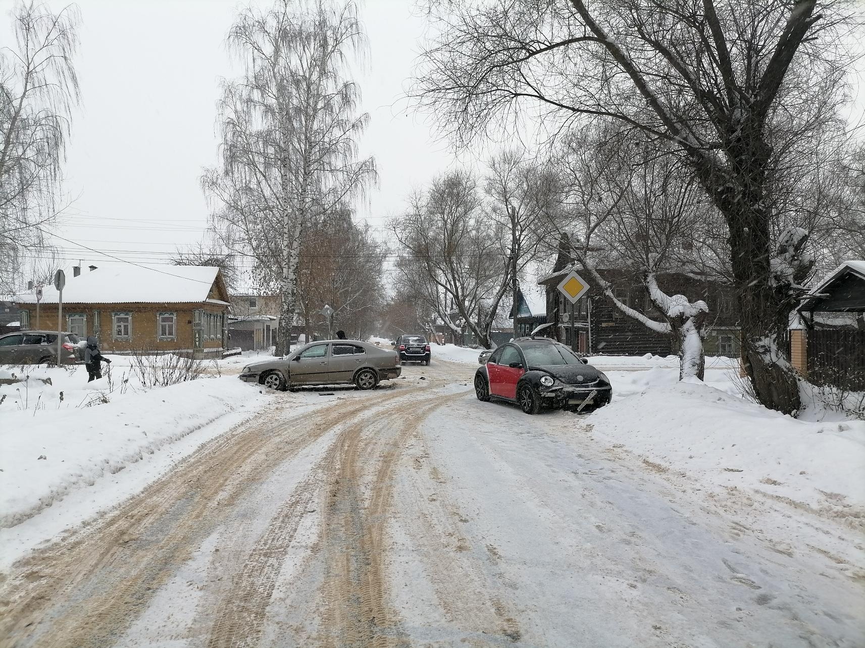 В Кимрах две иномарки не поделили перекресток В Кимрах две иномарки не поделили перекресток