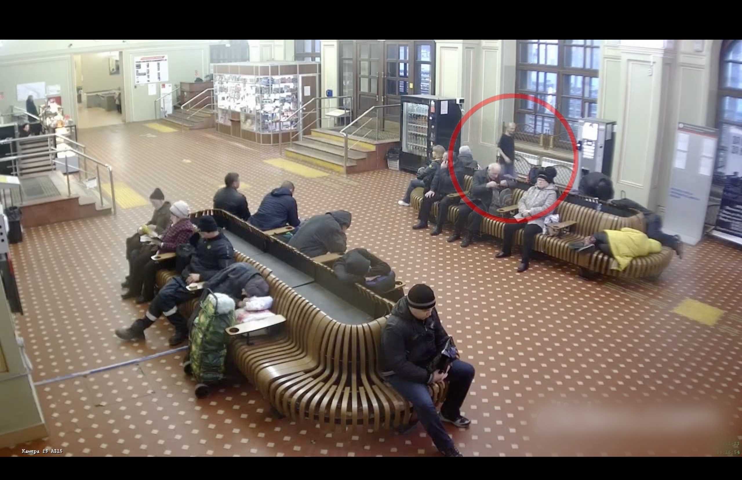 Житель Твери обокрал спящего пассажира и был пойман рядом с местом преступления Житель Твери обокрал спящего пассажира и был пойман рядом с местом преступления