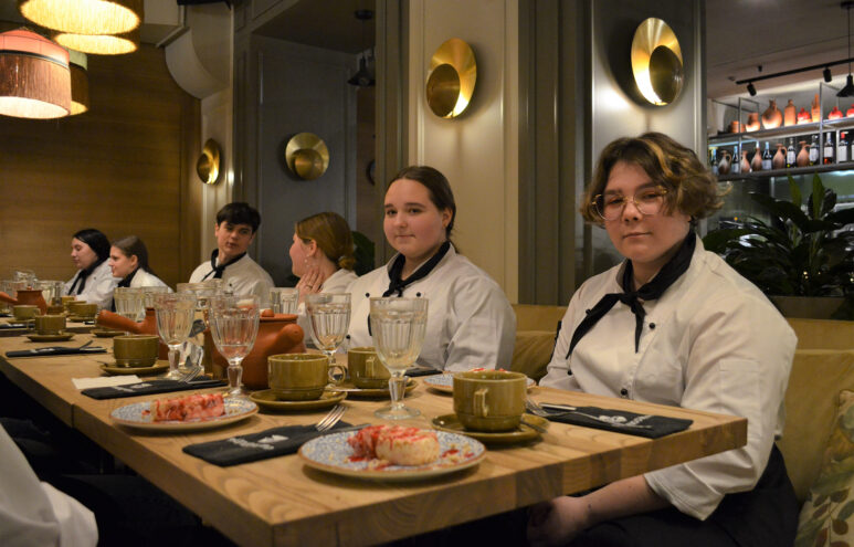 В Твери молодые повара-студенты учатся готовить у профессионалов