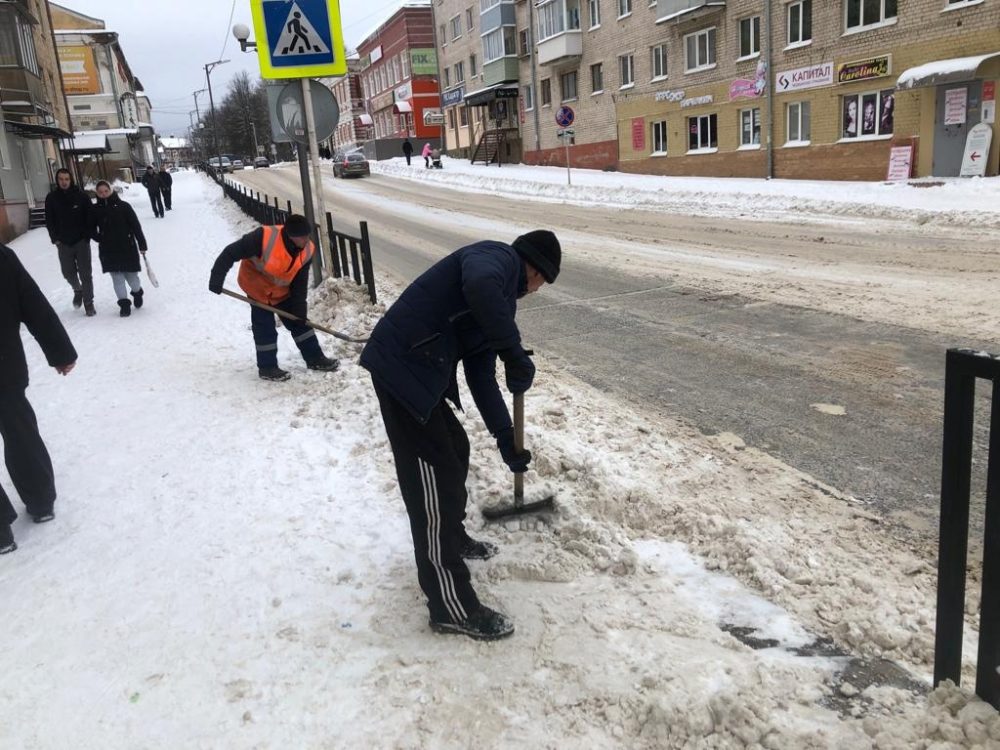 Снежный фронт: Бологовские коммунальщики мобилизовали все ресурсы на уборку