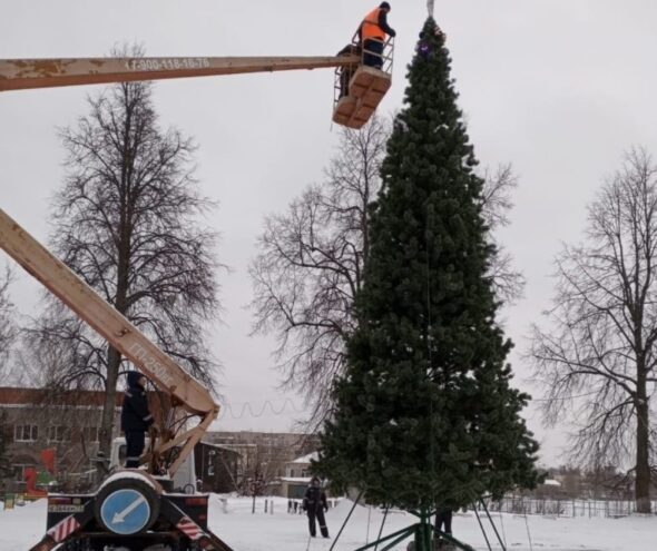 В городе Бологое к Новому году украсили главную елку В городе Бологое к Новому году украсили главную елку
