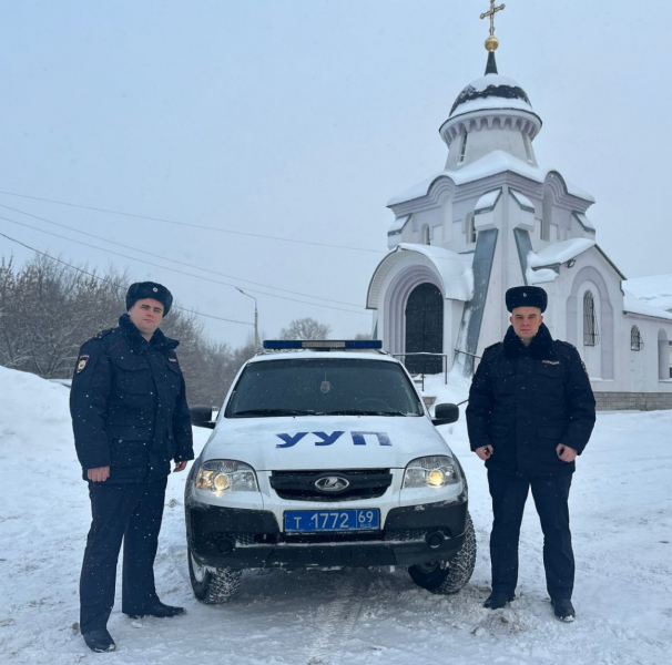 В Твери женщина поблагодарила полицейских за добросовестную работу В Твери женщина поблагодарила полицейских за добросовестную работу