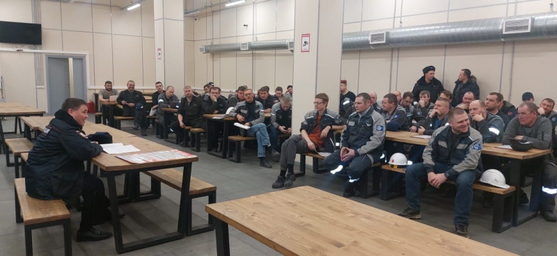 В Твери полицейские провели беседу с коллективом предприятия В Твери полицейские провели беседу с коллективом предприятия