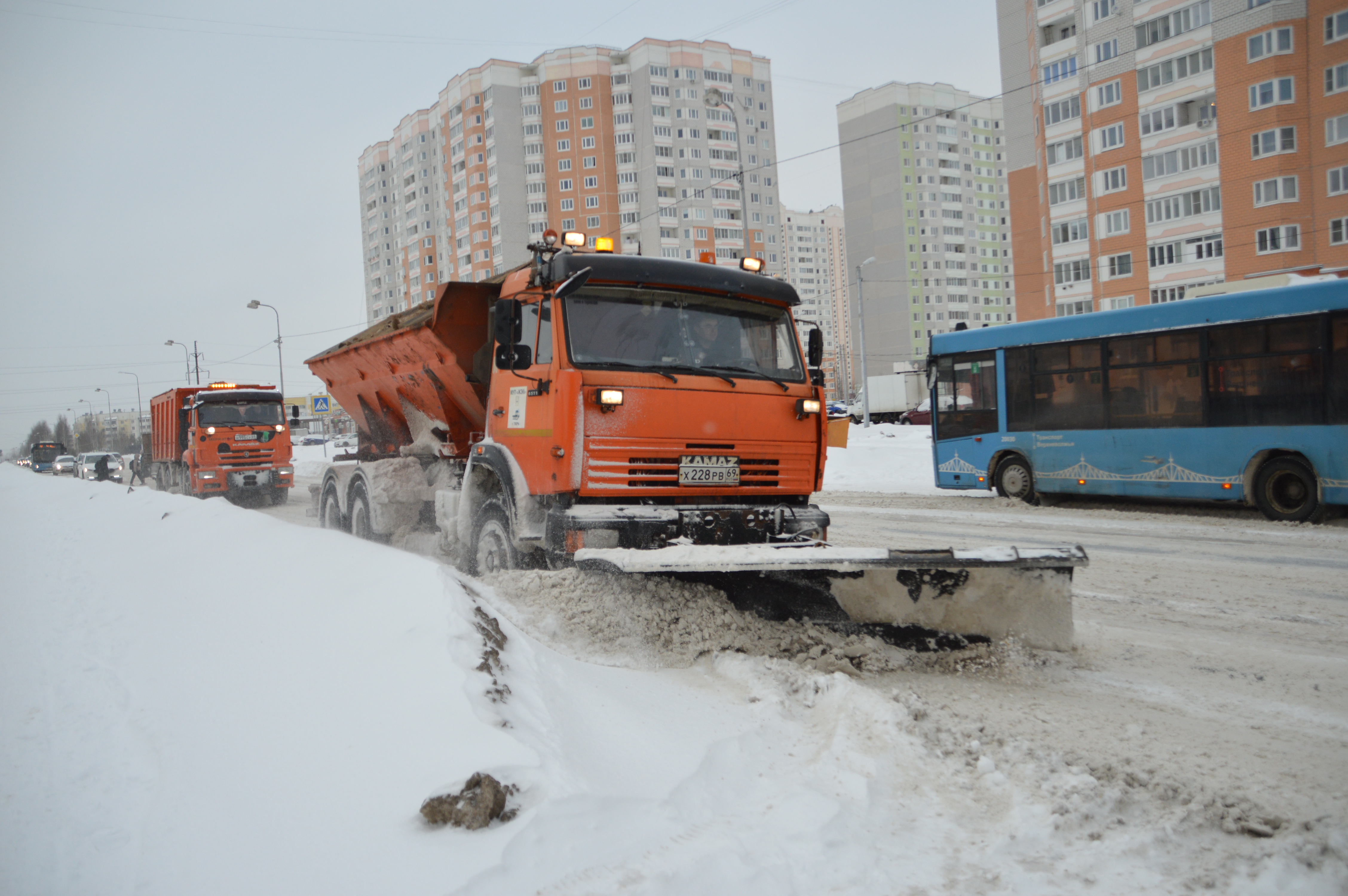 В Твери продолжается расчистка дорог и тротуаров от снега и льда В Твери продолжается расчистка дорог и тротуаров от снега и льда