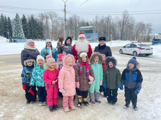 Сотрудники полиции Тверской области подарили жителям новогоднее настроение