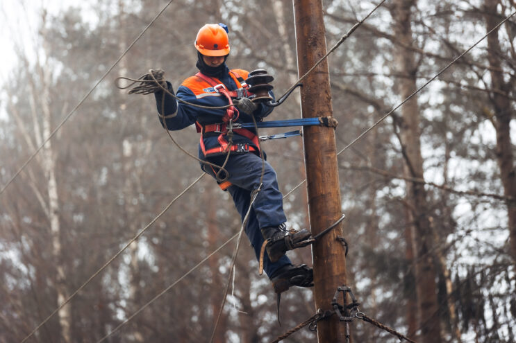Специалисты «Тверьэнерго» восстанавливают нарушенное циклоном электроснабжение потребителей региона