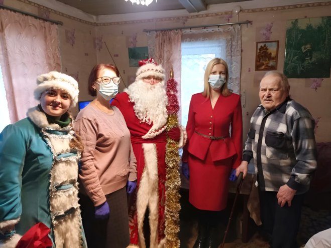 В Тверской области депутаты и активисты поздравили ветеранов Великой Отечественной войны с Новым годом