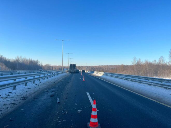 В Тверской области на трассе М-11 Лексус врезался в фуру