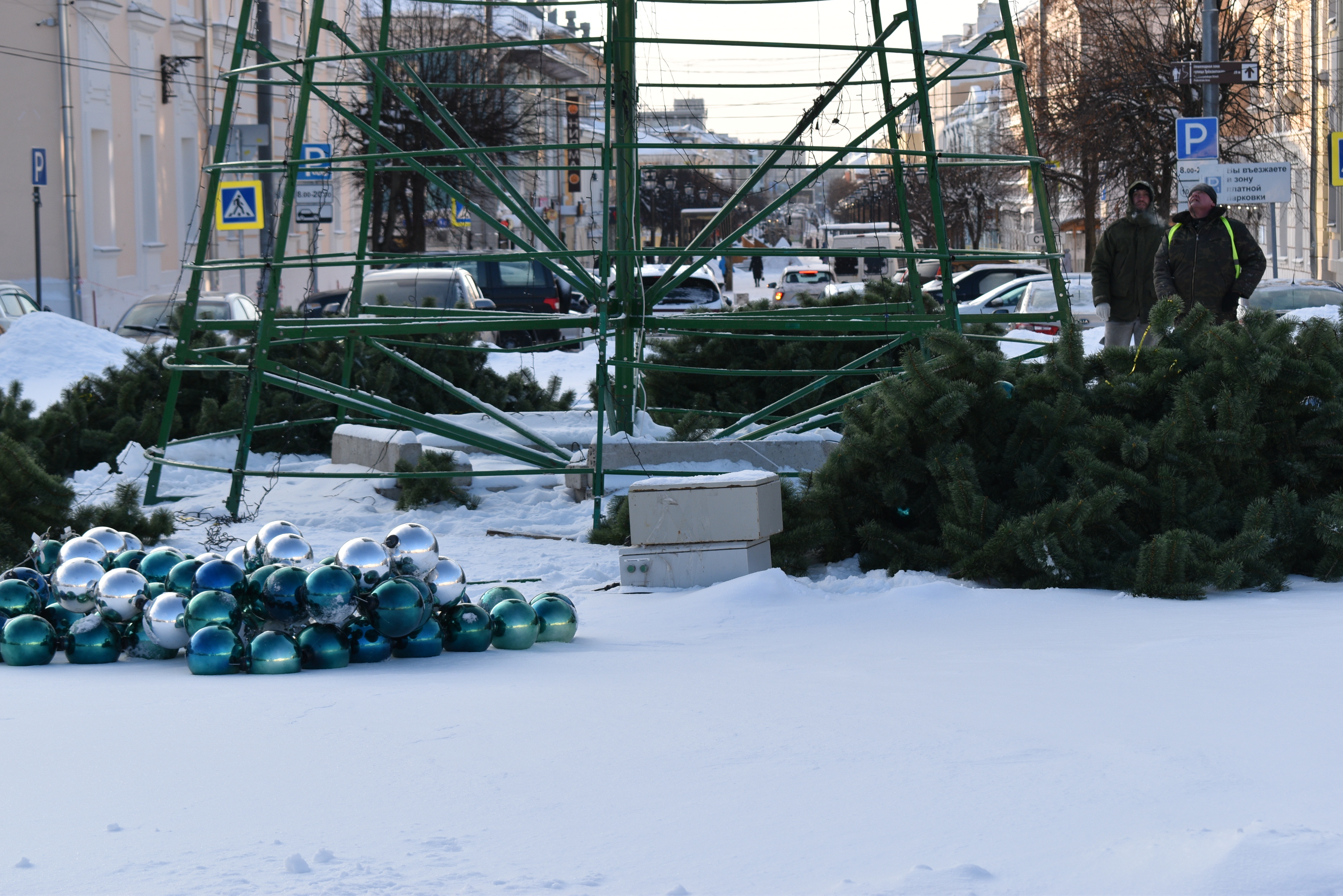 В Твери начали демонтаж новогодних елей и уличных украшений