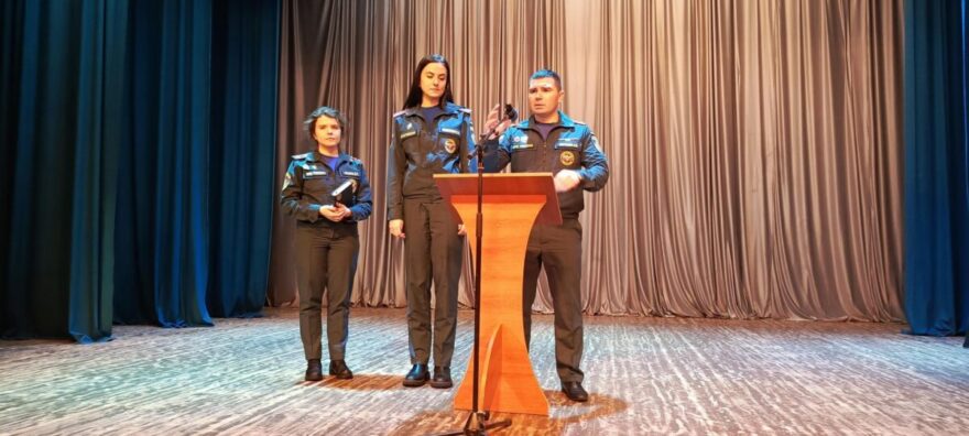 Сотрудники МЧС рассказали вышневолоцким школьникам о своей работе