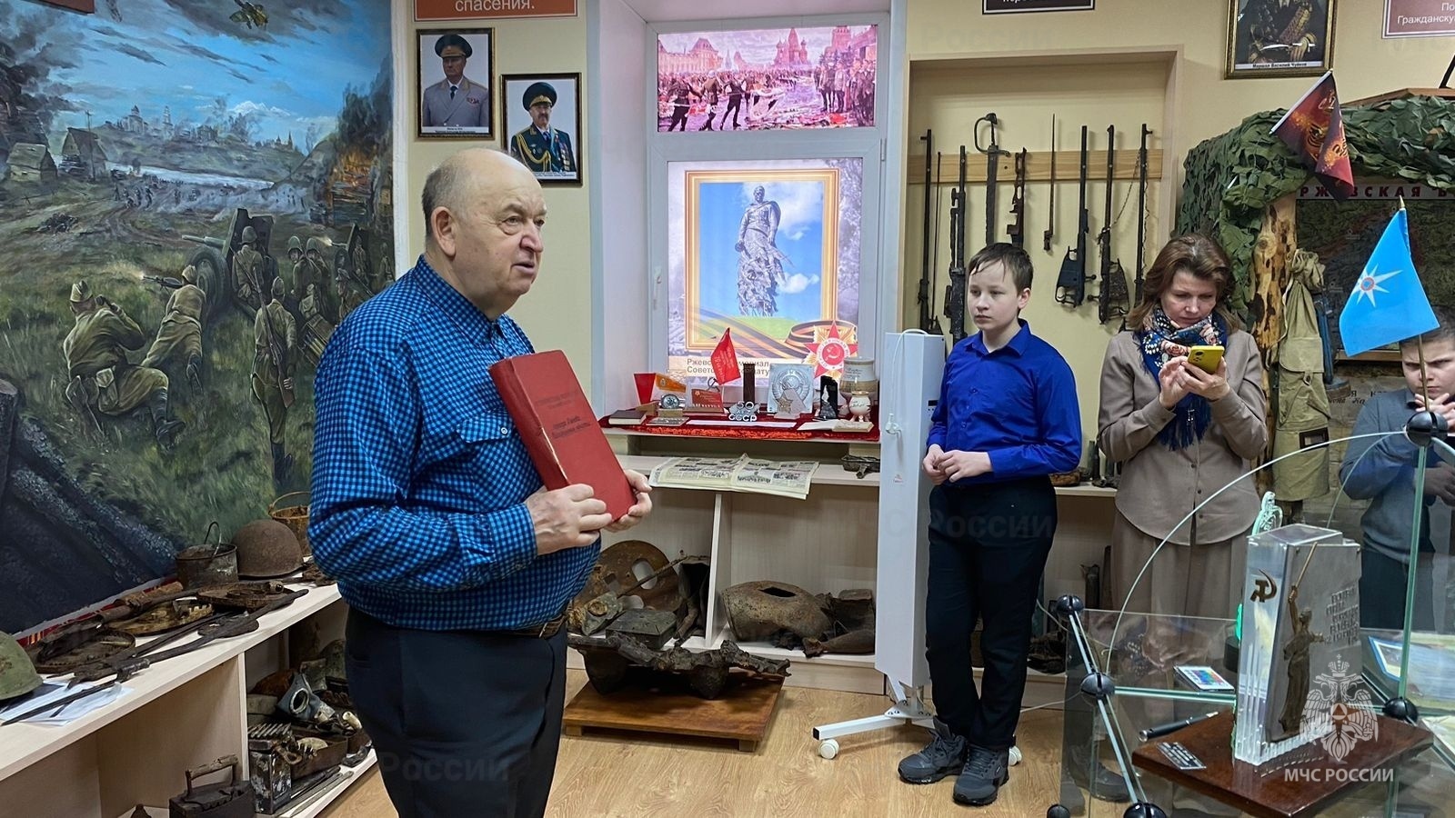 Сотрудники МЧС провели познавательную экскурсию для ржевских школьников