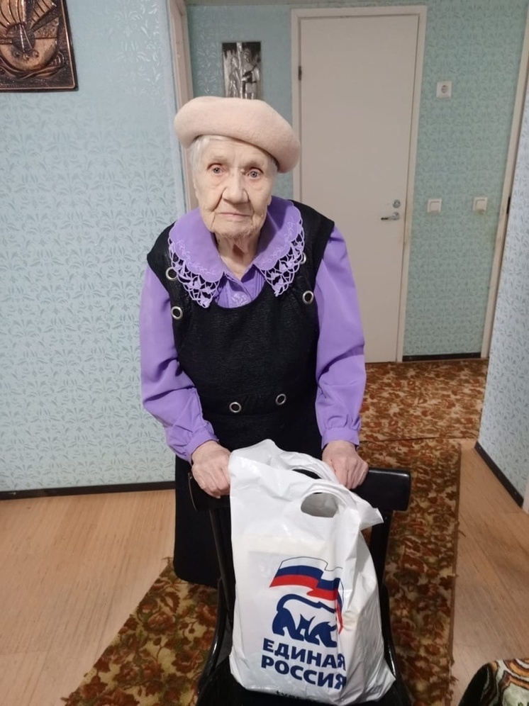 В Андреапольском муниципальном округе ветеранам вручили новогодние подарки