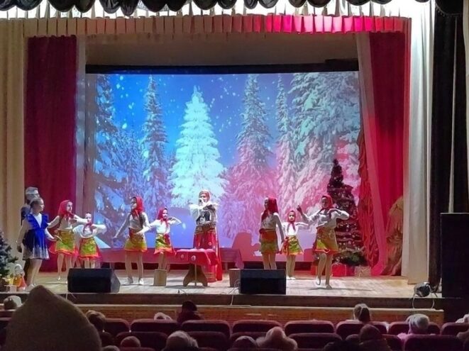 В Оленино фантастические персонажи устроили игры с детьми
