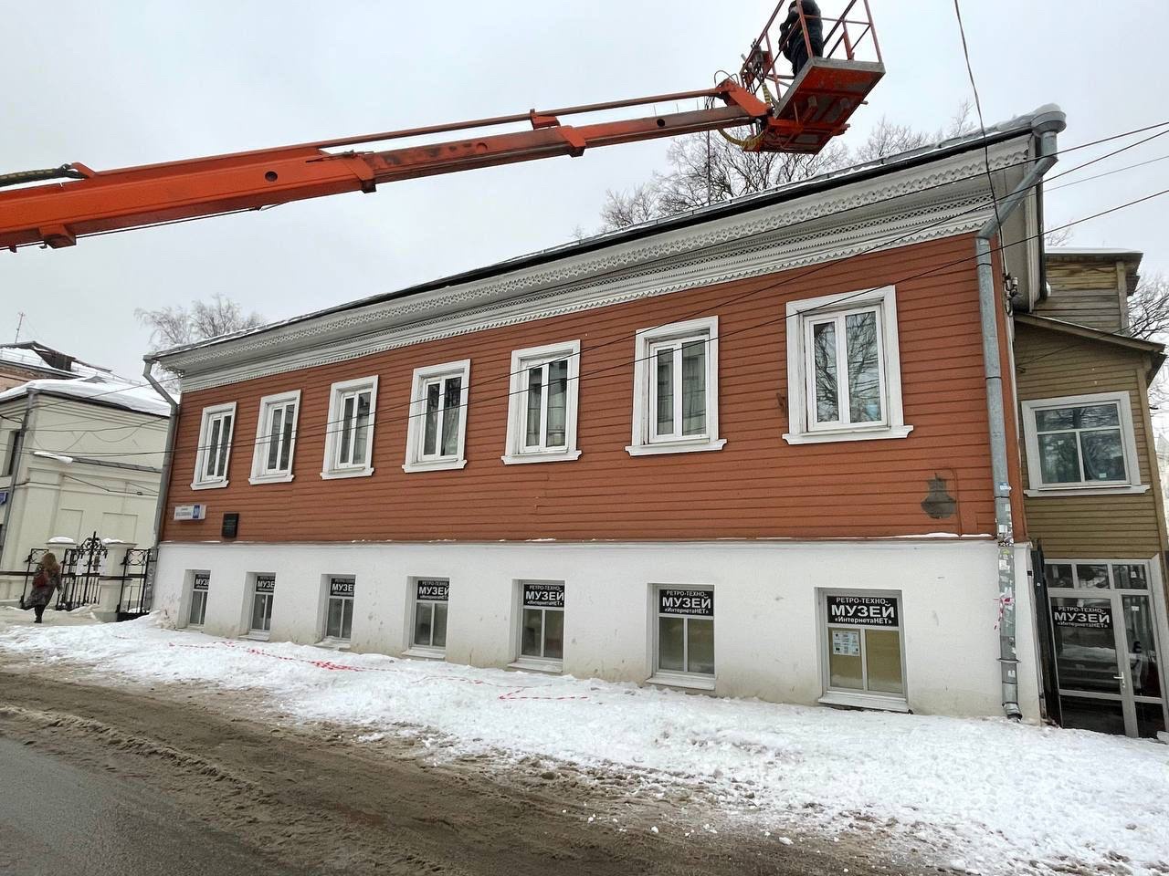 В Твери очистили кровлю, где накануне сошел снег В Твери очистили кровлю, где накануне сошел снег