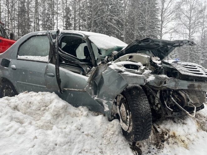 На трассе в Тверской области в ДТП пострадали водитель и пассажир Renault На трассе в Тверской области в ДТП пострадали водитель и пассажир Renault
